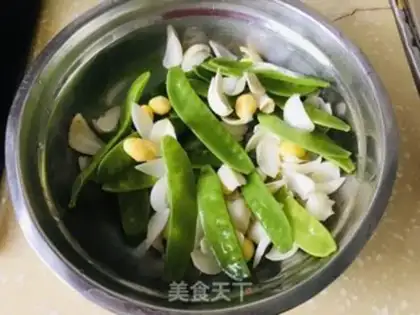 Make Dutch beans for lilies step 0