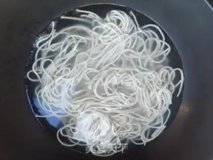 Make Meat sauce noodles step 1