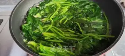 Make Spicy spinach step 1