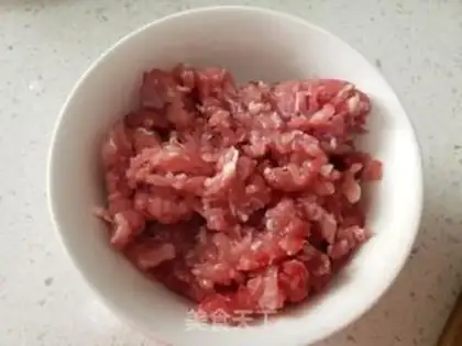 Make Onions, fried meat step 1