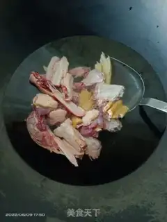 Make Duckheads, duck claw soup step 1