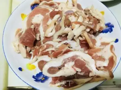 Make The onions blow up lamb step 0