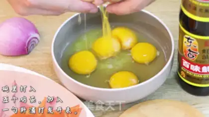 Make Onion fried eggs step 1