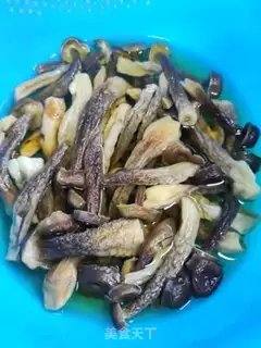 Make Five flowers for plum mushrooms step 1