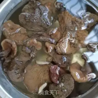 Make White mushroom mushrooms back to the pot step 0
