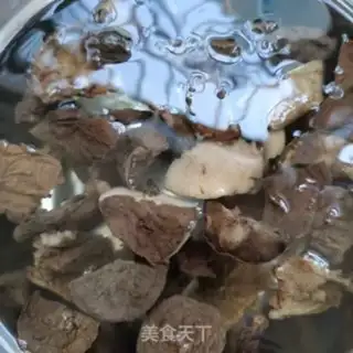 Make White mushroom mushrooms back to the pot step 1