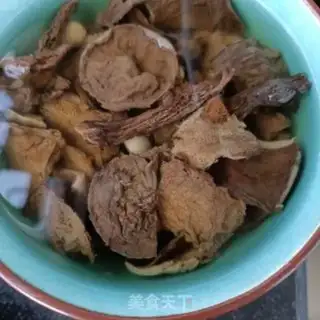 Make White mushroom mushrooms back to the pot step 2
