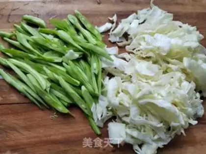 Make Four seasoned bean eggs, fried rice noodles step 2