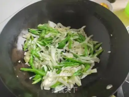 Make Four seasoned bean eggs, fried rice noodles step 5