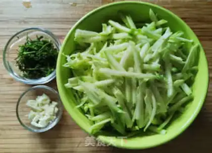 Make The yogurt salad step 0
