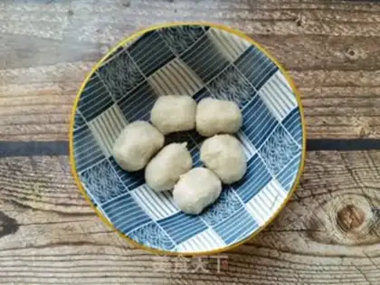 Make Bone soup, yellowfish balls step 1