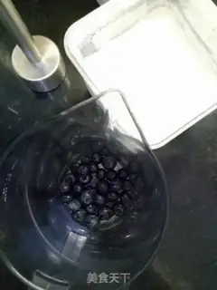 Make Blueberry milkshake step 1