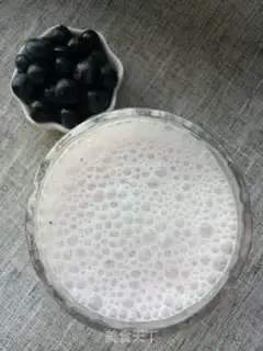 Make Blueberry milkshake step 4