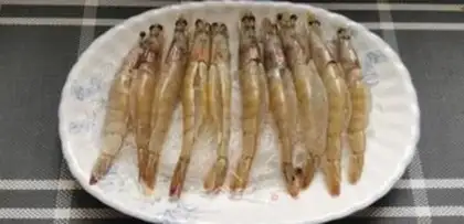 Make A garlic fan with a shrimp back step 1