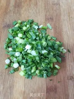 Make Onion eggs, fried potato noodles step 0