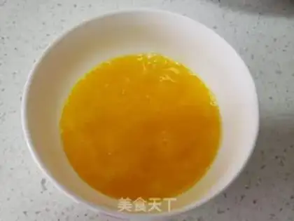 Make Onion eggs, fried potato noodles step 1