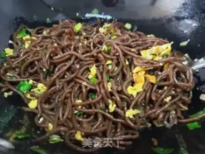 Make Onion eggs, fried potato noodles step 3