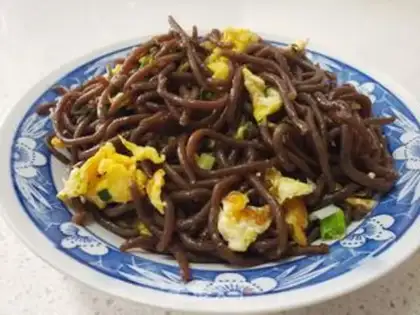 Make Onion eggs, fried potato noodles step 4