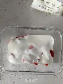 Make Strawberry yogurt box step 2