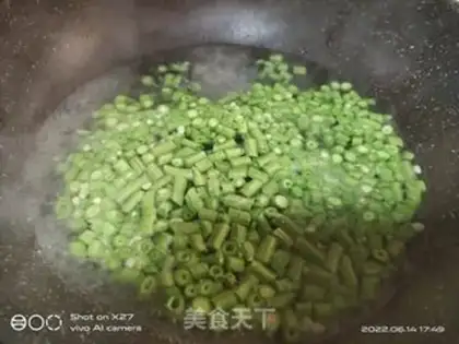 Make Sausage bean horned rice step 2