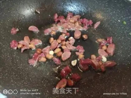 Make Sausage bean horned rice step 4