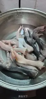Make Apple carrot chicken foot soup step 1