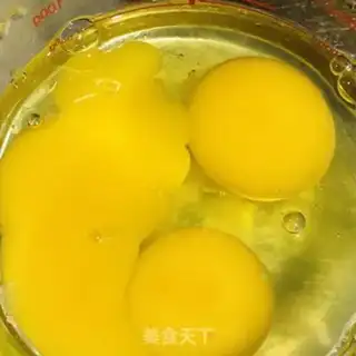 Make Tomato fried eggs step 1