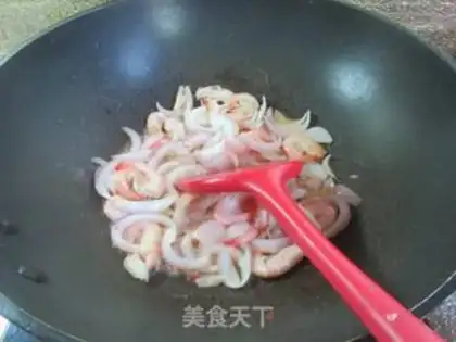 Make Onion fried sea shrimp step 5