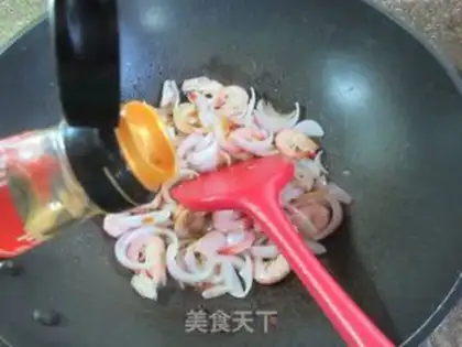 Make Onion fried sea shrimp step 7