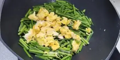 Make Fried eggs with moss step 4