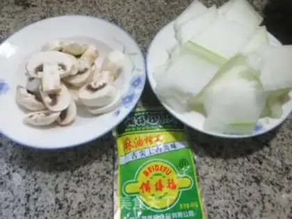 Make Squeeze the mushroom soup step 0