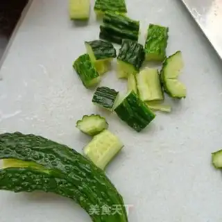 Make cucumber tomato crotch step 1