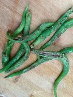 Make Chili with leather eggs step 1