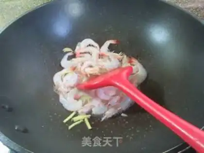 Make Onion fried sea shrimp step 4
