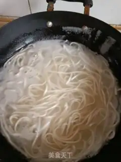 Make Tomato eggs and noodles step 0
