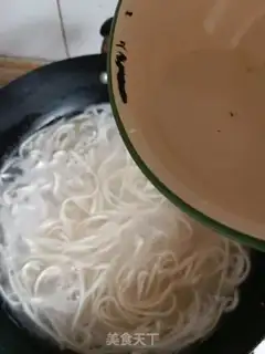 Make Tomato eggs and noodles step 1