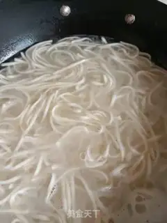 Make Tomato eggs and noodles step 2