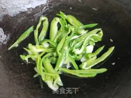 Make cucumber pork dumplings step 2