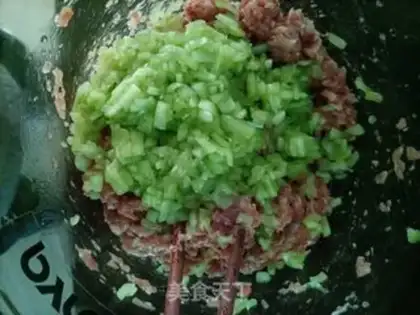 Make cucumber pork dumplings step 3