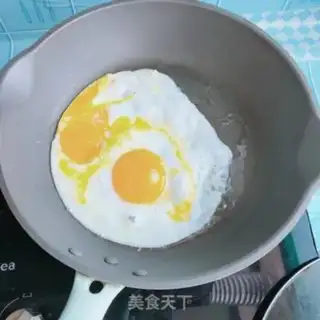 Make Fries and fried eggs step 2