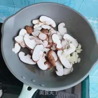 Make Fries and fried eggs step 4