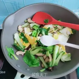 Make Fries and fried eggs step 6