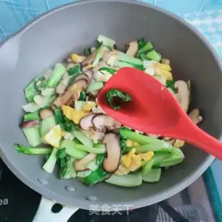 Make Fries and fried eggs step 7