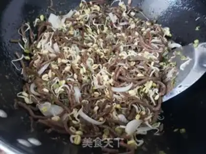 Make Green bean sprouts of onion fried potato noodles step 4