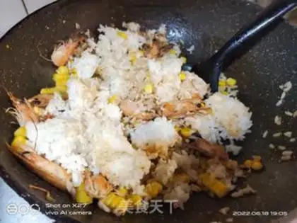 Make Shrimp head corn fried rice step 3