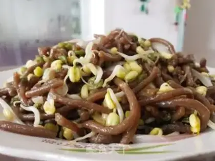 Make Green bean sprouts of onion fried potato noodles step 6