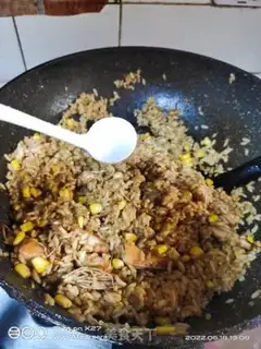 Make Shrimp head corn fried rice step 6