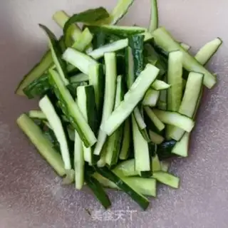 Make White mushroom cucumber fried eggs step 0