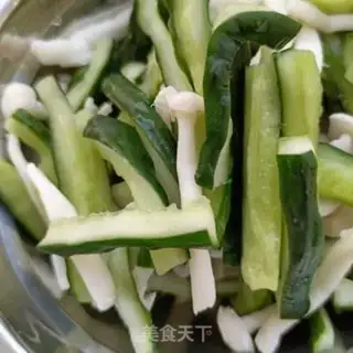 Make White mushroom cucumber fried eggs step 3