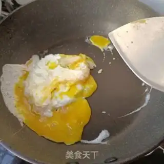 Make White mushroom cucumber fried eggs step 4